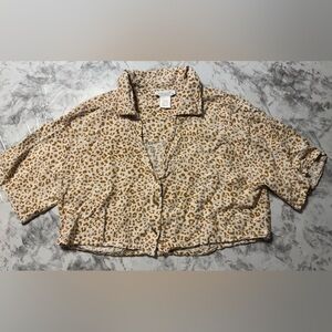 Kirious Size Medium Cropped button down cheetah print crop top